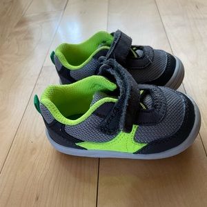 Stride rite 360 sneaker. Size 4. Grey/Neon